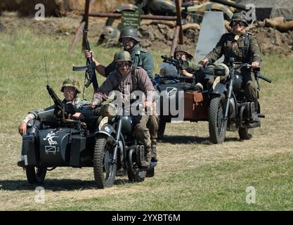 Reenactoren als deutsche Truppen des Zweiten Weltkriegs aus verschiedenen Formationen. Stockfoto