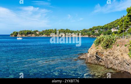 Wunderschöne mediterrane Landschaft am Yachthafen Ogliastro in der Region Cilento. Provinz Salerno, Kampanien, Italien. Stockfoto