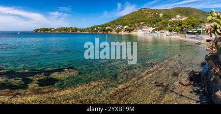 Wunderschöne mediterrane Landschaft am Yachthafen Ogliastro in der Region Cilento. Provinz Salerno, Kampanien, Italien. Stockfoto