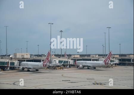 02.11.2024, Melbourne, Victoria, Australien - Boeing 737-800 Passagierflugzeuge der australischen Fluggesellschaft Virgin Atlantic parken an ihren Flugsteigen am internationalen Flughafen Melbourne Tullamarine. Virgin Australia Airlines Pty. Ltd. Ist eine australische Fluggesellschaft mit Sitz in Brisbane und Basis auf dem Flughafen Brisbane. *** 02 11 2024, Melbourne, Victoria, Australien Boeing 737 800 Passagierflugzeuge der australischen Fluggesellschaft Virgin Atlantic Park am Flughafen Melbourne Tullamarine Virgin Australia Airlines Pty Ltd ist eine australische Fluggesellschaft Stockfoto
