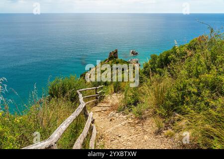 Malerische Aussicht entlang des Lovers Path (Sentiero degli innamorati) in Ascea Marina, Cilento, Campania, Italien, Stockfoto