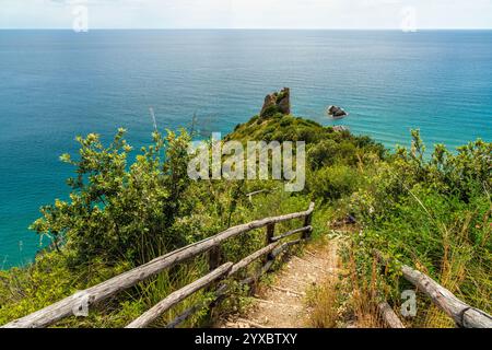 Malerische Aussicht entlang des Lovers Path (Sentiero degli innamorati) in Ascea Marina, Cilento, Campania, Italien, Stockfoto