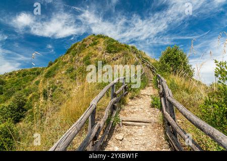 Malerische Aussicht entlang des Lovers Path (Sentiero degli innamorati) in Ascea Marina, Cilento, Campania, Italien, Stockfoto