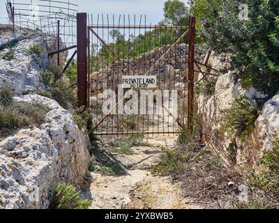 Tore auf dem Feld mit einem Schild mit der Aufschrift „Private Land no entry“ Stockfoto