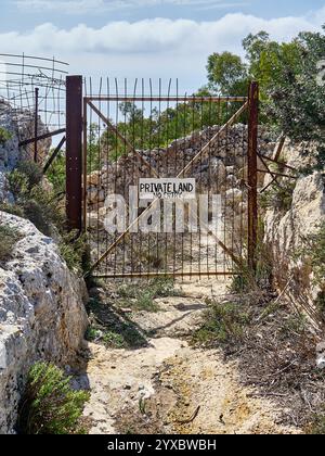 Tore auf dem Feld mit einem Schild mit der Aufschrift „Private Land no entry“ Stockfoto