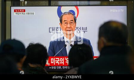 Seoul, Südkorea. Dezember 2024. Eine 24-Stunden-Fernsehsendung von Yonhapnews am Bahnhof Yongsan, in der der amtierende Präsident Han Duck-soo eine öffentliche Erklärung abgibt. Die südkoreanische Nationalversammlung stimmte dafür, Präsident Yoon Suk Yeol wegen seiner verpfuschten Verhängung des Kriegsrechts zu klagen und ihn von seinem Amt zu suspendieren, bis das Verfassungsgericht entscheidet, ob er ihn wieder einsetzen oder aus dem Amt entlassen wird. Quelle: SOPA Images Limited/Alamy Live News Stockfoto