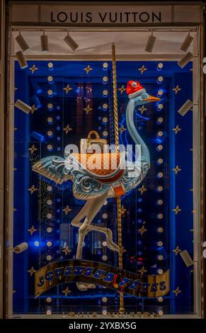 Paris, Frankreich - 12 11 2024: Place vendome. Blick auf die Fassade von Louis Vuitton mit weihnachtsdekoration bei Nacht Stockfoto