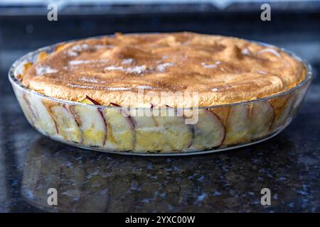 Typisch brasilianischer Apfelkuchen mit Nelken und Zimt in feinen Details und selektiver Fokussierung Stockfoto