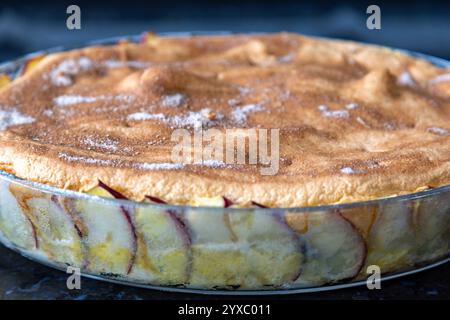 Typisch brasilianischer Apfelkuchen mit Nelken und Zimt in feinen Details und selektiver Fokussierung Stockfoto