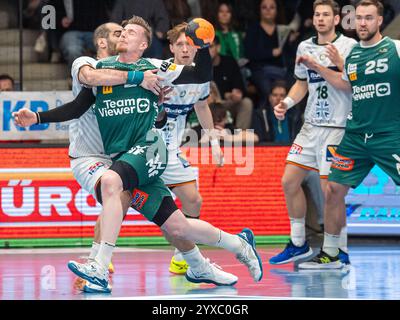 Erik Persson (frisch auf Goeppingen, #22) im Zweikampf mit Vladimir Vranjes (HSG Wetzlar, #14), frisch auf Goeppingen vs. HSG Wetzlar, Handball, 1. Bundesliga Herren, Spielzeit 2024/2025, 15.12.2024, Foto: EIBNER/Michael Schmidt Stockfoto