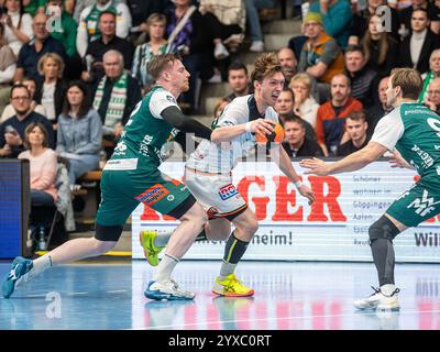 Justin Müller (HSG Wetzlar, #25) im Zweikampf mit Erik Persson (frisch auf Goeppingen, #22), frisch auf Goeppingen vs. HSG Wetzlar, Handball, 1. Bundesliga Herren, Spielzeit 2024/2025, 15.12.2024, Foto: EIBNER/Michael Schmidt Stockfoto