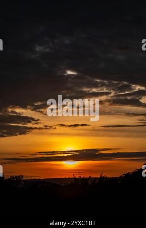 Dramatischer Sonnenaufgang mit intensiven natürlichen orangen Lichtern und idyllischer dramatischer Landschaft Stockfoto