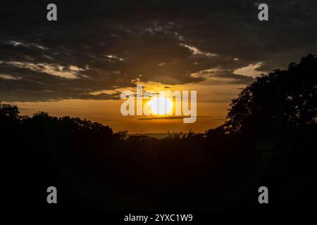 Dramatischer Sonnenaufgang mit intensiven natürlichen orangen Lichtern und idyllischer dramatischer Landschaft Stockfoto