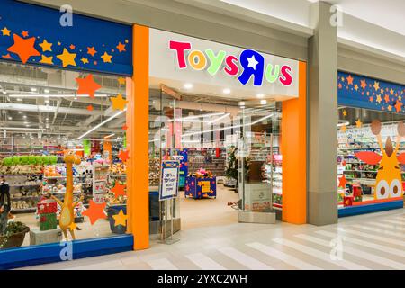 BLOOMINGTON, MN, USA, 13. DEZEMBER 2024: T oys R US Spielwarengeschäft in der Mall of America. Stockfoto