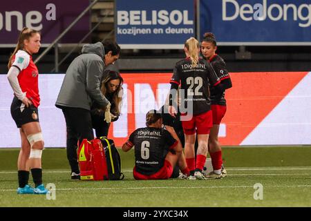 Rotterdam, Niederlande. Dezember 2024. ROTTERDAM, NIEDERLANDE - 15. DEZEMBER: Verletzung von Lynn Groenewegen von Excelsior während des Azerion Vrouwen Eredivisie-Spiels zwischen Excelsior Rotterdam und Feyenoord im Van Donge & de Roo Stadion am 15. Dezember 2024 in Rotterdam, Niederlande. (Foto von Hans van der Valk/Orange Pictures) Credit: Orange Pics BV/Alamy Live News Stockfoto