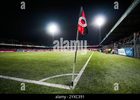 Rotterdam, Niederlande. Dezember 2024. Rotterdam - Cornerflagge während der zehnten Runde der Azerion Vrouwen Eredivisie in der Saison 2024/2025. Das Spiel findet am 15. Dezember 2024 im Van Donge & de Roo Stadion in Rotterdam statt. Credit: Box to Box Pictures/Alamy Live News Stockfoto