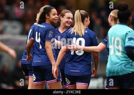 London, Großbritannien. Dezember 2024. London, England, 15. Dezember 2024: Spieler von Dulwich Hamlet feiern ihr erstes Tor beim FA Womens National League Division One South East Spiel zwischen Dulwich Hamlet und London Seaward im Champion Hill Stadium in London. (Liam Asman/SPP) Credit: SPP Sport Press Photo. /Alamy Live News Stockfoto