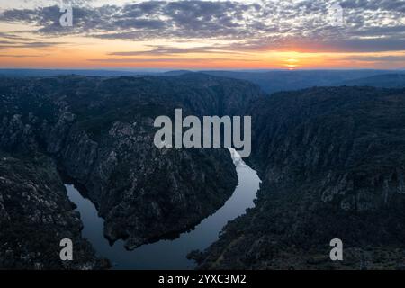 Atemberaubende Naturlandschaft mit Panoramablick auf den Douro River bei Sonnenuntergang. Vom Aussichtspunkt Fraga do Puio im Norden Portugals können wir die sehen Stockfoto