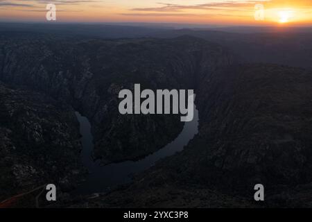 Atemberaubende Naturlandschaft mit Panoramablick auf den Douro River bei Sonnenuntergang. Vom Aussichtspunkt Fraga do Puio im Norden Portugals können wir die sehen Stockfoto