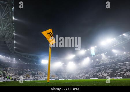 Turin, Italien. Dezember 2024. Ein allgemeiner Blick auf das Stadion mit der Eckflagge des FC Juventus während des Fußballspiels der Serie A 2024/25 zwischen Juventus FC und Venezia FC im Allianz Stadium. Endstand Juventus FC 1:1 Venezia FC Credit: SOPA Images Limited/Alamy Live News Stockfoto