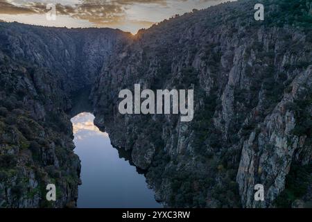 Atemberaubende Naturlandschaft mit Panoramablick auf den Douro River bei Sonnenuntergang. Vom Aussichtspunkt Fraga do Puio im Norden Portugals können wir die sehen Stockfoto