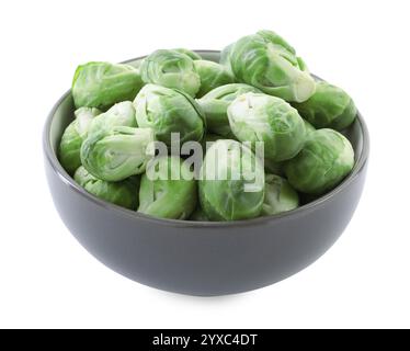 Frischer Rosenkohl in einer Schüssel, auf weiß isoliert Stockfoto