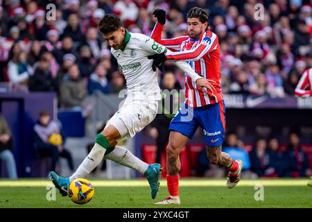 Madrid, Spanien. Dezember 2024. RODRIGO DE PAUL von Atletico de Madrid (rechts) im Kampf gegen YELLU SANTIAGO von Getafe CF während eines spanischen Fußballspiels in der La Liga zwischen Estadio Metropolitano. (Kreditbild: © Alberto Gardin/ZUMA Press Wire) NUR REDAKTIONELLE VERWENDUNG! Nicht für kommerzielle ZWECKE! Quelle: ZUMA Press, Inc./Alamy Live News Stockfoto