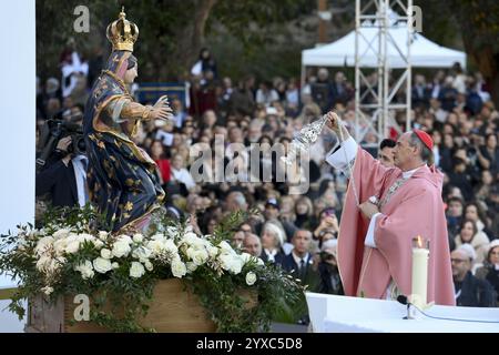 Frankreich, Frankreich. Dezember 2024. **NO LIBRI** Frankreich, Ajaccio, 2024/12/15 Papst Franziskus präsidiert eine Messe in Ajaccio 'Place d'Austerlitz' während seines Besuchs auf der französischen Insel Korsika Foto von VATIKANISCHEN MEDIEN /Katholische Presse Foto: Independent Photo Agency/Alamy Live News Stockfoto