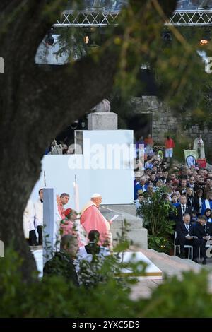 Frankreich, Frankreich. Dezember 2024. **NO LIBRI** Frankreich, Ajaccio, 2024/12/15 Papst Franziskus präsidiert eine Messe in Ajaccio 'Place d'Austerlitz' während seines Besuchs auf der französischen Insel Korsika Foto von VATIKANISCHEN MEDIEN /Katholische Presse Foto: Independent Photo Agency/Alamy Live News Stockfoto