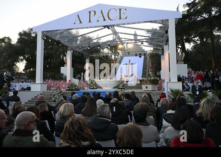 Frankreich, Frankreich. Dezember 2024. **NO LIBRI** Frankreich, Ajaccio, 2024/12/15 Papst Franziskus präsidiert eine Messe in Ajaccio 'Place d'Austerlitz' während seines Besuchs auf der französischen Insel Korsika Foto von VATIKANISCHEN MEDIEN /Katholische Presse Foto: Independent Photo Agency/Alamy Live News Stockfoto