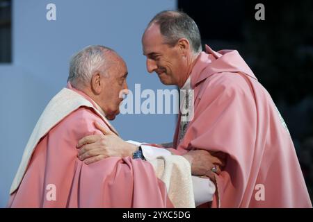 Frankreich, Frankreich. Dezember 2024. **NO LIBRI** Frankreich, Ajaccio, 2024/12/15 Papst Franziskus präsidiert eine Messe in Ajaccio 'Place d'Austerlitz' während seines Besuchs auf der französischen Insel Korsika Foto von VATIKANISCHEN MEDIEN /Katholische Presse Foto: Independent Photo Agency/Alamy Live News Stockfoto