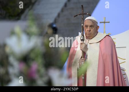 Frankreich, Frankreich. Dezember 2024. **NO LIBRI** Frankreich, Ajaccio, 2024/12/15 Papst Franziskus präsidiert eine Messe in Ajaccio 'Place d'Austerlitz' während seines Besuchs auf der französischen Insel Korsika Foto von VATIKANISCHEN MEDIEN /Katholische Presse Foto: Independent Photo Agency/Alamy Live News Stockfoto