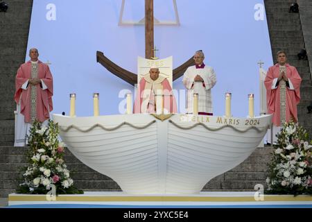 Frankreich, Frankreich. Dezember 2024. **NO LIBRI** Frankreich, Ajaccio, 2024/12/15 Papst Franziskus präsidiert eine Messe in Ajaccio 'Place d'Austerlitz' während seines Besuchs auf der französischen Insel Korsika Foto von VATIKANISCHEN MEDIEN /Katholische Presse Foto: Independent Photo Agency/Alamy Live News Stockfoto