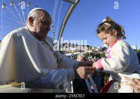 Frankreich, Frankreich. Dezember 2024. **NO LIBRI** Frankreich, Ajaccio, 2024/12/15 Papst Franziskus präsidiert eine Messe in Ajaccio 'Place d'Austerlitz' während seines Besuchs auf der französischen Insel Korsika Foto von VATIKANISCHEN MEDIEN /Katholische Presse Foto: Independent Photo Agency/Alamy Live News Stockfoto