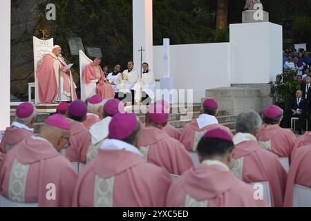 Frankreich, Frankreich. Dezember 2024. **NO LIBRI** Frankreich, Ajaccio, 2024/12/15 Papst Franziskus präsidiert eine Messe in Ajaccio 'Place d'Austerlitz' während seines Besuchs auf der französischen Insel Korsika Foto von VATIKANISCHEN MEDIEN /Katholische Presse Foto: Independent Photo Agency/Alamy Live News Stockfoto