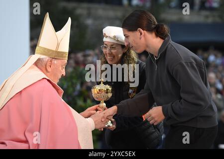 Frankreich, Frankreich. Dezember 2024. **NO LIBRI** Frankreich, Ajaccio, 2024/12/15 Papst Franziskus präsidiert eine Messe in Ajaccio 'Place d'Austerlitz' während seines Besuchs auf der französischen Insel Korsika Foto von VATIKANISCHEN MEDIEN /Katholische Presse Foto: Independent Photo Agency/Alamy Live News Stockfoto