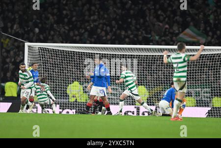 Glasgow, Großbritannien. Dezember 2024. Greg Taylor von Celtic erzielt sein Team beim Finale des Premier Sports Cup in Hampden Park, Glasgow. Der Bildnachweis sollte lauten: Neil Hanna/Sportimage Credit: Sportimage Ltd/Alamy Live News Stockfoto