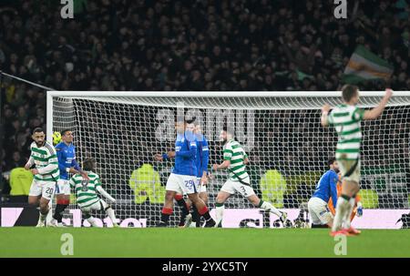 Glasgow, Großbritannien. Dezember 2024. Greg Taylor von Celtic erzielt sein Team beim Finale des Premier Sports Cup in Hampden Park, Glasgow. Der Bildnachweis sollte lauten: Neil Hanna/Sportimage Credit: Sportimage Ltd/Alamy Live News Stockfoto