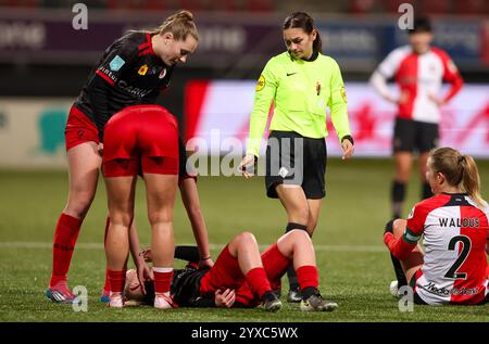 Rotterdam, Niederlande. Dezember 2024. ROTTERDAM, NIEDERLANDE - 15. DEZEMBER: Verletzung von Chelsea Homan von Excelsior während des Azerion Vrouwen Eredivisie-Spiels zwischen Excelsior Rotterdam und Feyenoord im Van Donge & de Roo Stadion am 15. Dezember 2024 in Rotterdam, Niederlande. (Foto von Hans van der Valk/Orange Pictures) Credit: Orange Pics BV/Alamy Live News Stockfoto