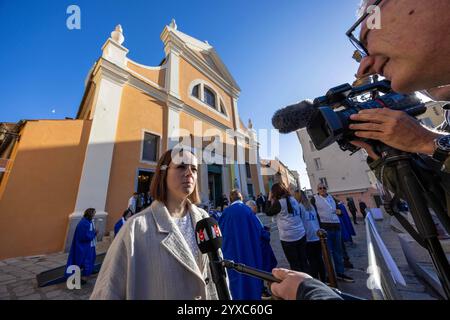 à la cathédrale Santa Maria Assunta d'Ajaccio où il a été accueilli par des Chants corses interprétés par des artistes insulaires avant d'entrer dans l'édifice pour s'adresser au clergé autour de la prière de l'Angelus. (Patrick Fiori, Alizée, Christophe Modoloni, Jean Charles Papi, Francine Massiani). Papst Franziskus traf in der Kathedrale Santa Maria Assunta in Ajaccio ein, wo er von korsischen Liedern empfangen wurde, die von Künstlern der Insel gespielt wurden, bevor er das Gebäude betrat, um den Klerus um das Angelusgebet zu sprechen . Ajaccio, Korsika, Frankreich, am 15. Dezember, 2 Stockfoto