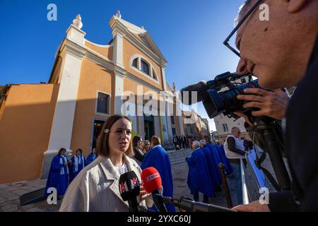 à la cathédrale Santa Maria Assunta d'Ajaccio où il a été accueilli par des Chants corses interprétés par des artistes insulaires avant d'entrer dans l'édifice pour s'adresser au clergé autour de la prière de l'Angelus. (Patrick Fiori, Alizée, Christophe Modoloni, Jean Charles Papi, Francine Massiani). Papst Franziskus traf in der Kathedrale Santa Maria Assunta in Ajaccio ein, wo er von korsischen Liedern empfangen wurde, die von Künstlern der Insel gespielt wurden, bevor er das Gebäude betrat, um den Klerus um das Angelusgebet zu sprechen . Ajaccio, Korsika, Frankreich, am 15. Dezember, 2 Stockfoto