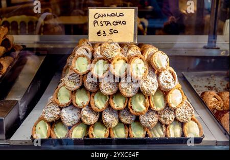 Traditionelles italienisches und sizilianisches Cannolo- oder Cannoli-Gebäck mit Pistazienfüllung zum Verkauf Stockfoto