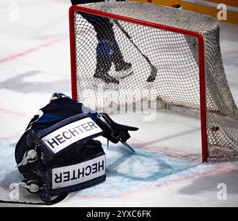 Friborg, Kanton Friborg, Schweiz. Dezember 2024. Friborg Schweiz, 15.12.2024: EML LARMI (Torwart) von Finnland #32 hat ein Tor bei den SCHWEIZER Eishockeyspielen 2024. Die SCHWEIZER Eishockeyspiele 2024 zwischen der Schweiz und Finnland fanden in der BCF Arena in Friborg statt. Die Schweiz gewann mit 1:0. (Kreditbild: © Eric Dubost/ZUMA Press Wire) NUR REDAKTIONELLE VERWENDUNG! Nicht für kommerzielle ZWECKE! Stockfoto