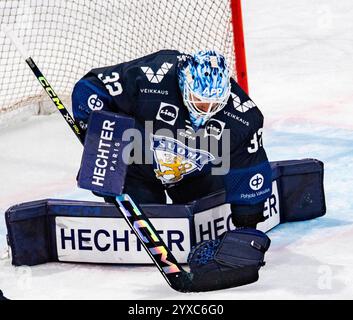 Friborg, Kanton Friborg, Schweiz. Dezember 2024. Friborg Schweiz, 15.12.2024: EML LARMI (Torwart) aus Finnland #32 macht Halt bei den SCHWEIZER Eishockeyspielen 2024. Die SCHWEIZER Eishockeyspiele 2024 zwischen der Schweiz und Finnland fanden in der BCF Arena in Friborg statt. Die Schweiz gewann mit 1:0. (Kreditbild: © Eric Dubost/ZUMA Press Wire) NUR REDAKTIONELLE VERWENDUNG! Nicht für kommerzielle ZWECKE! Stockfoto