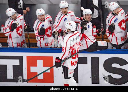 Friborg, Kanton Friborg, Schweiz. Dezember 2024. Friborg Schweiz, 15.12.2024: Das SCHWEIZER Team feiert seinen Punkt bei den SCHWEIZER Eishockeyspielen 2024. Die SCHWEIZER Eishockeyspiele 2024 zwischen der Schweiz und Finnland fanden in der BCF Arena in Friborg statt. Die Schweiz gewann mit 1:0. (Kreditbild: © Eric Dubost/ZUMA Press Wire) NUR REDAKTIONELLE VERWENDUNG! Nicht für kommerzielle ZWECKE! Stockfoto