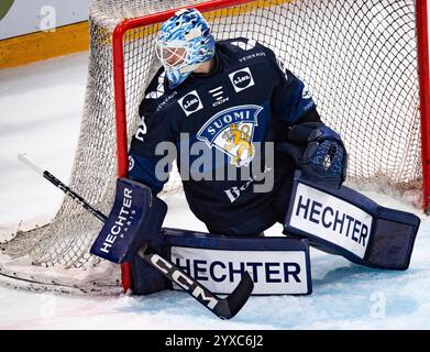 Friborg, Kanton Friborg, Schweiz. Dezember 2024. Friborg Schweiz, 15.12.2024: EML LARMI (Torwart) aus Finnland #32 ist bei den SCHWEIZER Eishockeyspielen 2024 im Einsatz. Die SCHWEIZER Eishockeyspiele 2024 zwischen der Schweiz und Finnland fanden in der BCF Arena in Friborg statt. Die Schweiz gewann mit 1:0. (Kreditbild: © Eric Dubost/ZUMA Press Wire) NUR REDAKTIONELLE VERWENDUNG! Nicht für kommerzielle ZWECKE! Stockfoto