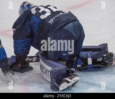 Friborg, Kanton Friborg, Schweiz. Dezember 2024. Friborg Schweiz, 15.12.2024: EML LARMI (Torwart) aus Finnland #32 macht Halt bei den SCHWEIZER Eishockeyspielen 2024. Die SCHWEIZER Eishockeyspiele 2024 zwischen der Schweiz und Finnland fanden in der BCF Arena in Friborg statt. Die Schweiz gewann mit 1:0. (Kreditbild: © Eric Dubost/ZUMA Press Wire) NUR REDAKTIONELLE VERWENDUNG! Nicht für kommerzielle ZWECKE! Stockfoto