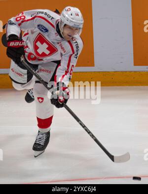 Friborg, Kanton Friborg, Schweiz. Dezember 2024. Friborg Schweiz, 15.12.2024: FABRICE HERZOG aus der Schweiz #68 ist bei den Schweizer Eishockeyspielen 2024 im Einsatz. Die SCHWEIZER Eishockeyspiele 2024 zwischen der Schweiz und Finnland fanden in der BCF Arena in Friborg statt. Die Schweiz gewann mit 1:0. (Kreditbild: © Eric Dubost/ZUMA Press Wire) NUR REDAKTIONELLE VERWENDUNG! Nicht für kommerzielle ZWECKE! Stockfoto