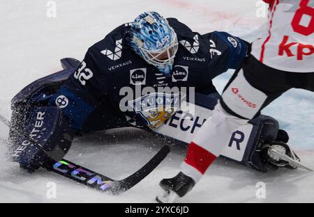 Friborg, Kanton Friborg, Schweiz. Dezember 2024. Friborg Schweiz, 15.12.2024: EML LARMI (Torwart) aus Finnland #32 macht bei den SCHWEIZER Eishockeyspielen 2024 im Einsatz. Die SCHWEIZER Eishockeyspiele 2024 zwischen der Schweiz und Finnland fanden in der BCF Arena in Friborg statt. Die Schweiz gewann mit 1:0. (Kreditbild: © Eric Dubost/ZUMA Press Wire) NUR REDAKTIONELLE VERWENDUNG! Nicht für kommerzielle ZWECKE! Stockfoto