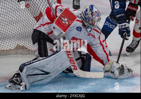 Friborg, Kanton Friborg, Schweiz. Dezember 2024. Friborg Schweiz, 15.12.2024: LUDOVIC WAEBER (Torwart) aus der Schweiz #35 macht Halt bei den SCHWEIZER Eishockeyspielen 2024. Die SCHWEIZER Eishockeyspiele 2024 zwischen der Schweiz und Finnland fanden in der BCF Arena in Friborg statt. Die Schweiz gewann mit 1:0. (Kreditbild: © Eric Dubost/ZUMA Press Wire) NUR REDAKTIONELLE VERWENDUNG! Nicht für kommerzielle ZWECKE! Stockfoto